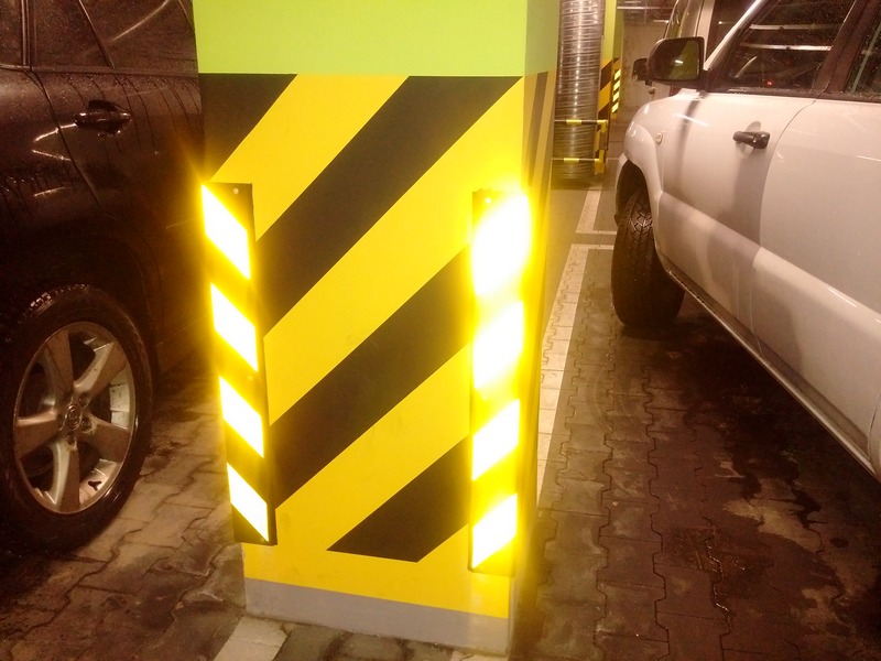 Das Foto zeigt eine Säule mit zwei darauf montierten reflektierenden Eckenschützern. Odlaski erstrahlt in starkem Licht