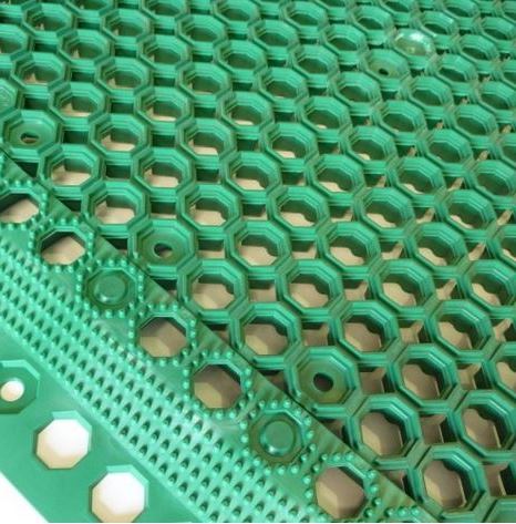 zatrávňovacia zelená voštinová PVC rohož s pripevneným okrajom. Pohľad zhora